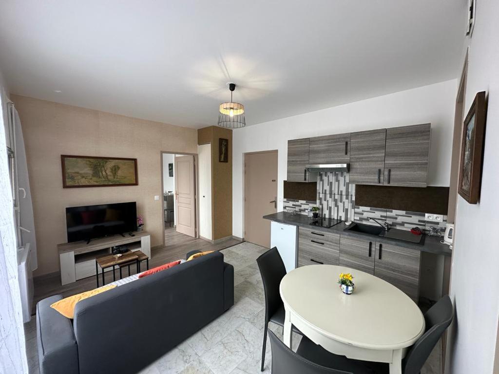 Spacious Flat Close To The Railway Station Troyes Rom bilde